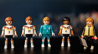 Die deutsche Fußball-Nationalmannschaft gibt es zur WM 2026 als Playmobil-Figuren zu kaufen.